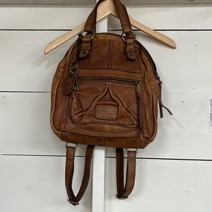 Fossil backpack Leather great used condition brown with handles.